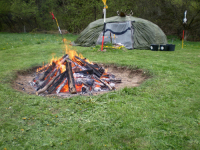 Das Feuer brennt, die Hütte ist bereit